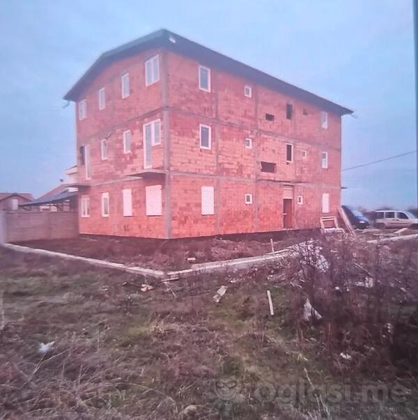 Kuća sa više stanova 410m2 - Surčin - Bečmen