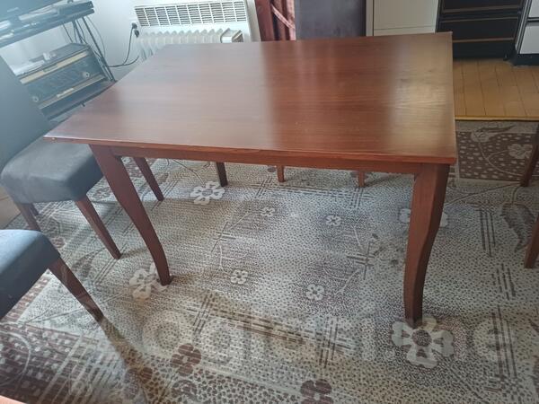 Trpezarijski sto i 4 stolice