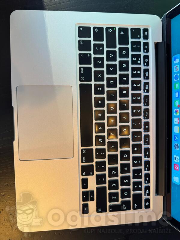 Apple  - 13" Intel i5 8GB GB
