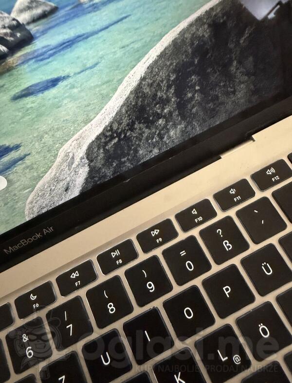 Apple M1 - 13.3" Intel i7 8GB GB