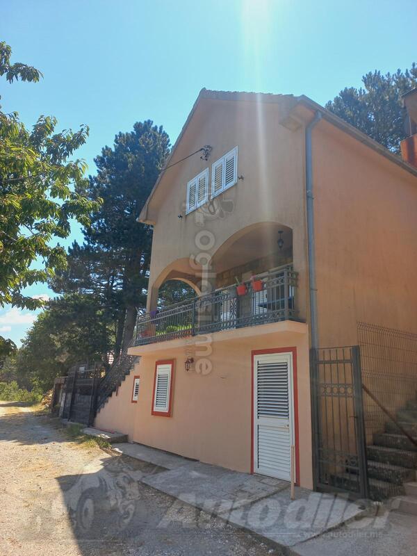 Porodična kuća 105m2 - Cetinje - Njeguši
