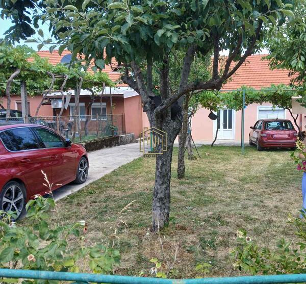 Porodična kuća 113m2 - Cetinje - > Okolina grada