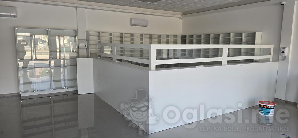 Radni pult sa fiokarima, policama i ormarima