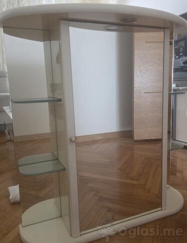 Ogledalo sa ormarićem i lampom