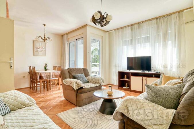 Dvosoban stan 64m2 - Bar - Centar grada
