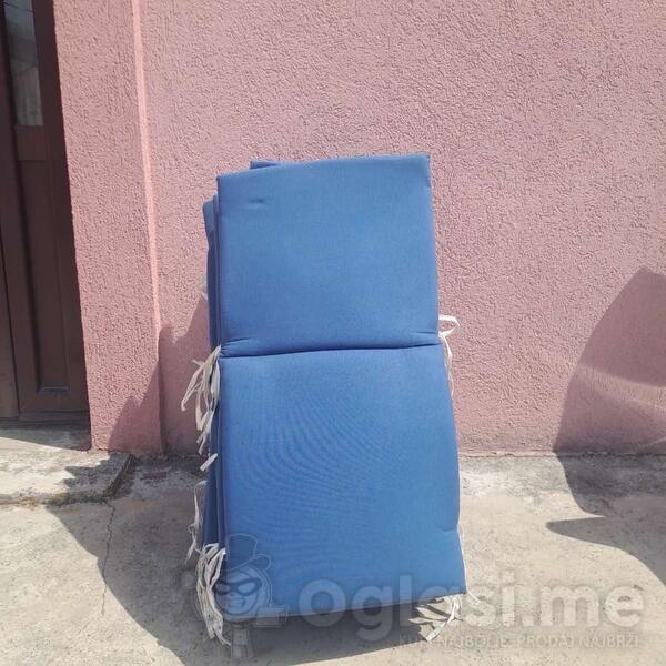 Prodajem 4 lezi bega i podmetače za stolice.