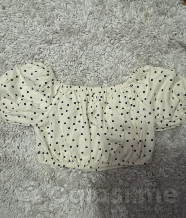 Presladak bež crop top na tufnice sa puf rukavima 
