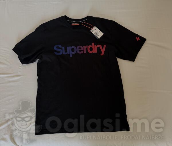 prodajem musku superdry majicu u crnoj boji velicina-s majica je original kupljena u fashionfriends sa etiketom moze licno preuzimanje ili slanje brzom postom.