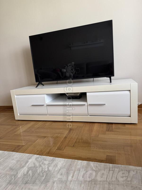 Prodajem set komoda sa stolom