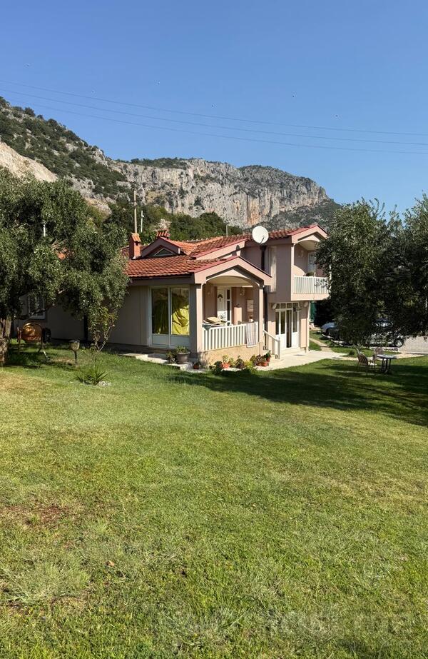 Porodična kuća 180m2 - Podgorica - Smokovac
