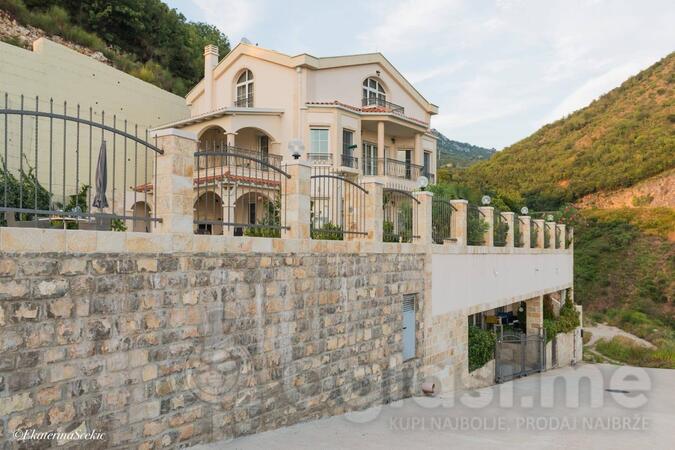 Vila 500m2 - Budva - Perazića Do