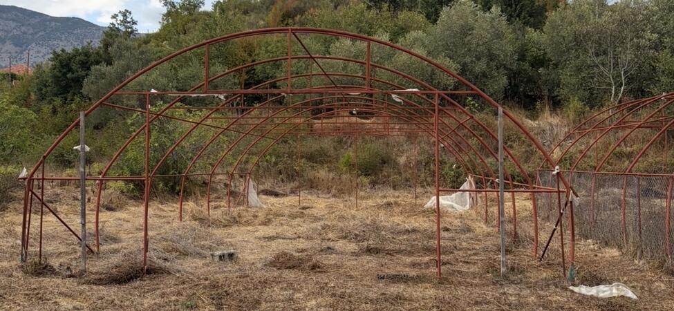 Prodajem 2 plastenika od pocinčanog čelika – ukupno 210 m, sa vratima i ventilacijom