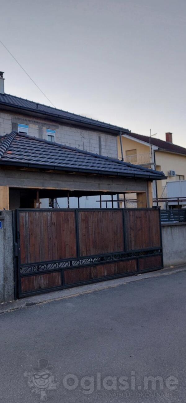 PRODAJEM METALNU KAPIJU
