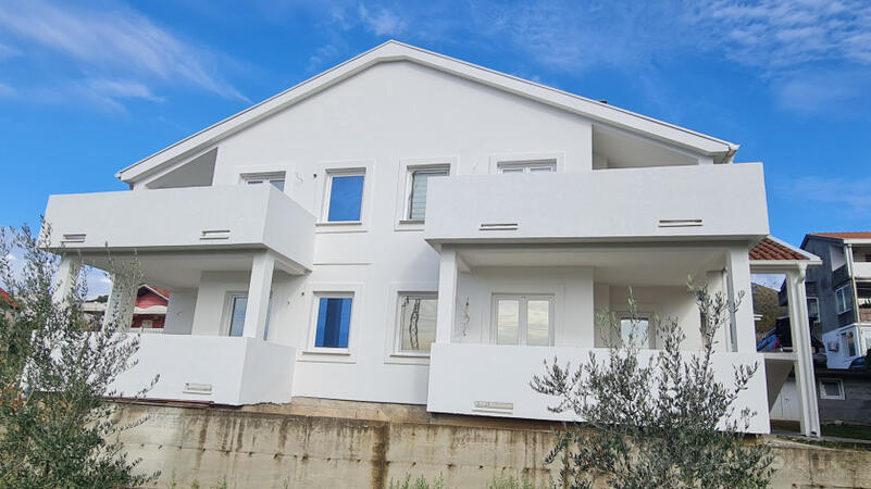Kuća sa više stanova 300m2 - Tivat - Dumidran