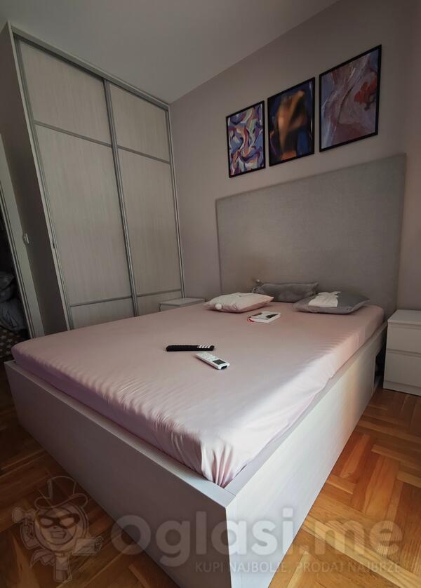 Bračni krevet, dimenzije 160 x 200, prodaje se bez dušeka. 