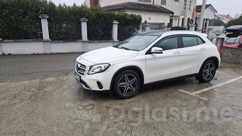 Mercedes Benz - 220