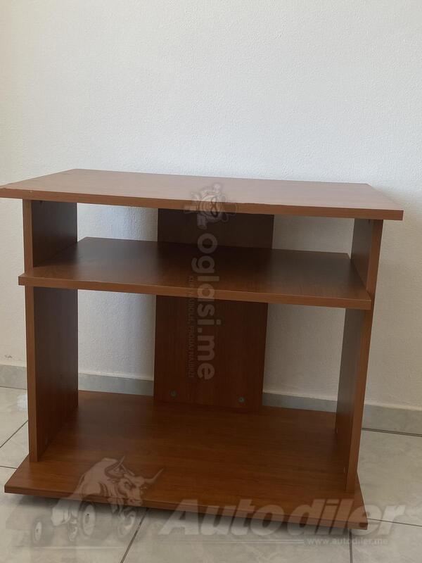 Prodajem sto za kompjuter  u vrlo dobrom stanju 