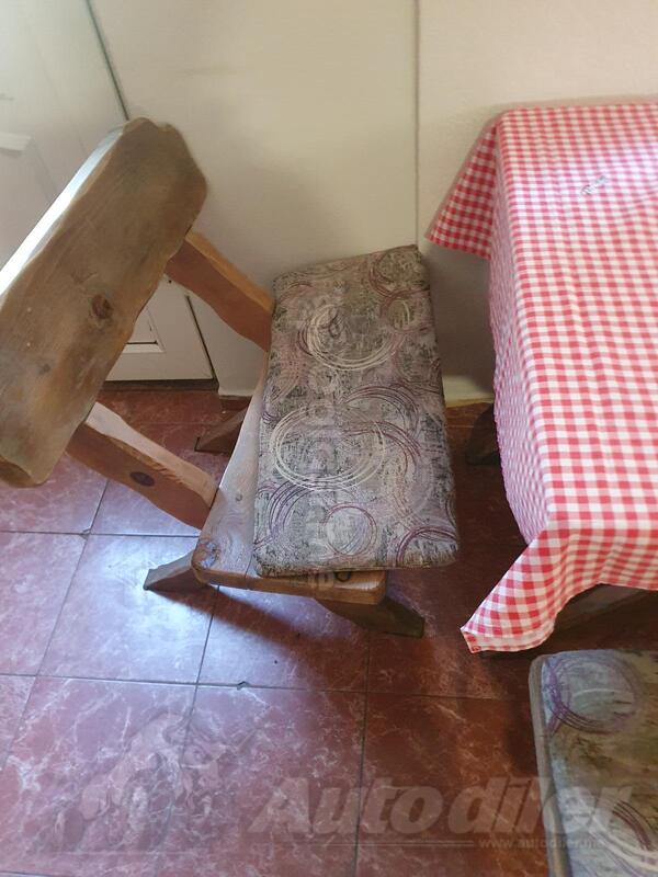 Tri stola sedam stolovača.