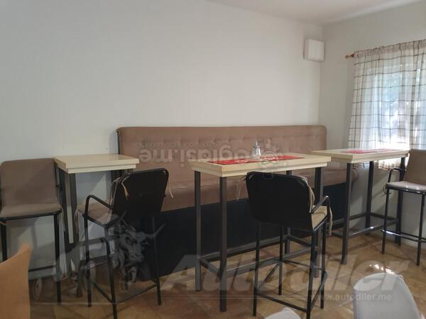 Loža sa tri stola pet stolica  metal i platno.